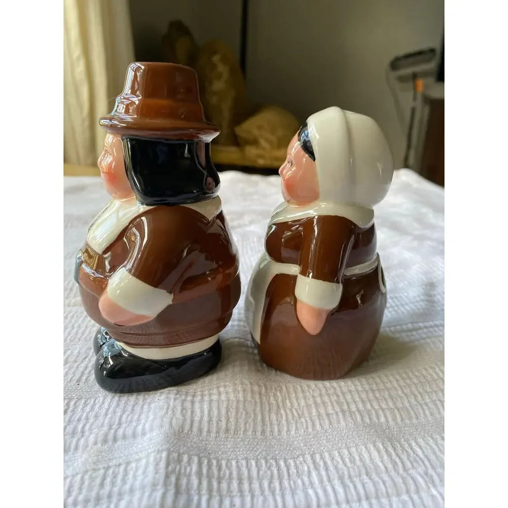 vintage Publix The Pilgrim Pair salt and pepper shakers set a pilgrim couple
